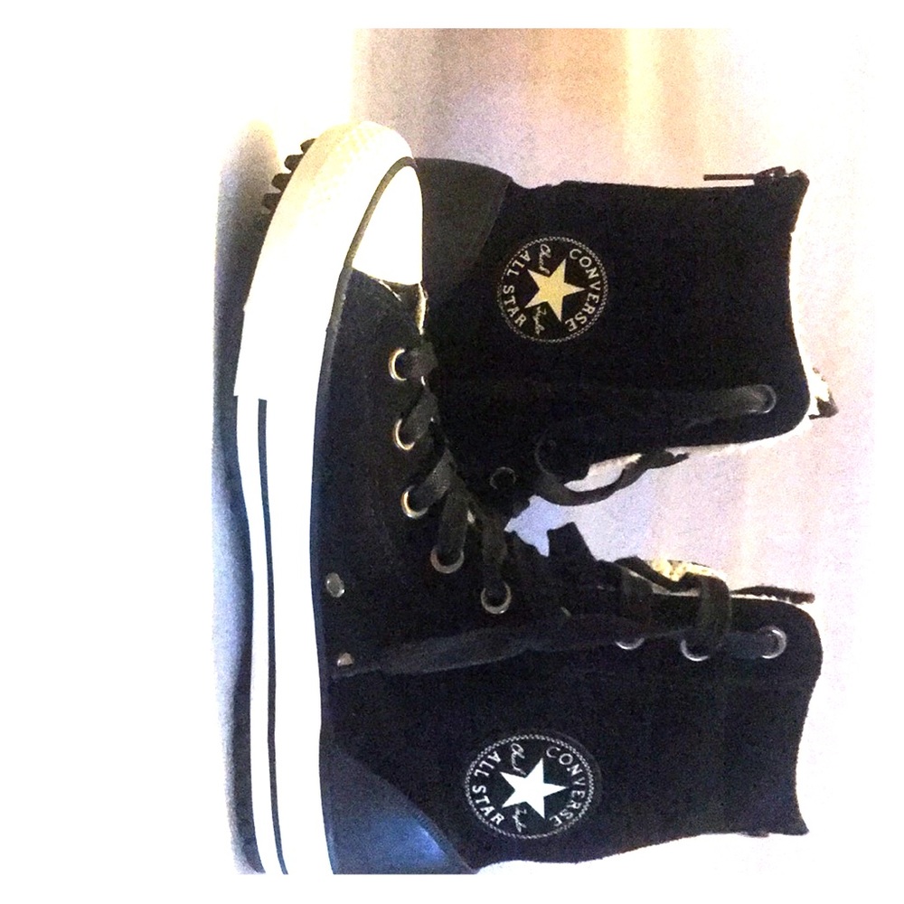 Converse high top.